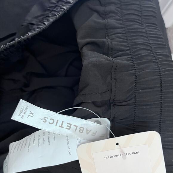 New Fabletics The Heights Cargo Pant XL Black Pockets Nylon NWT Athletic Workout - Picture 8 of 8